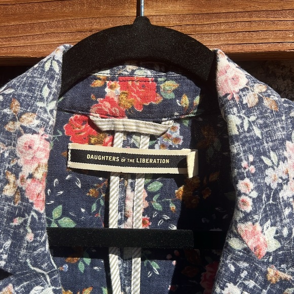 Spring jacket perfection! Quality fabric & lovely details. - Picture 2 of 6